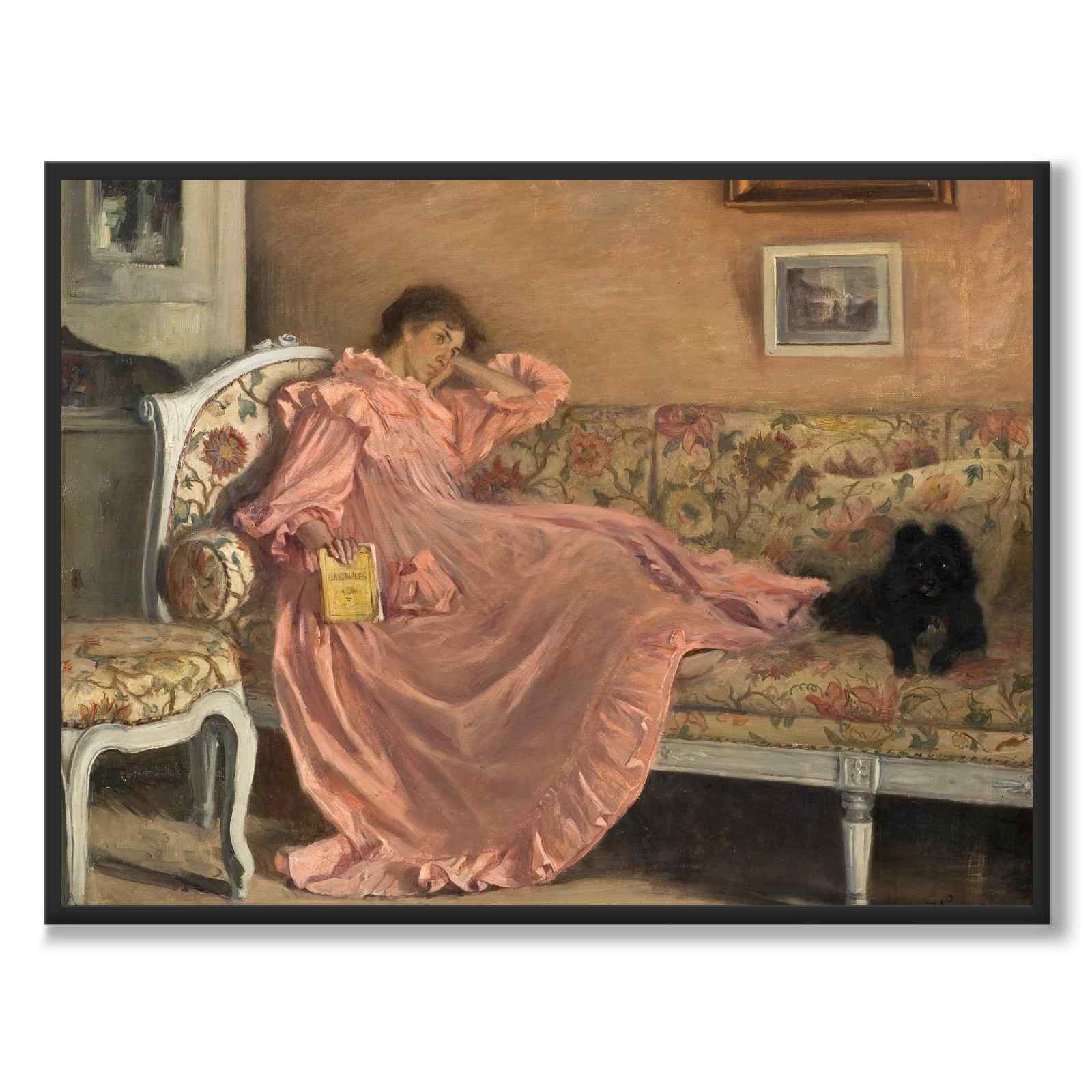 Carola sitter i sofaen